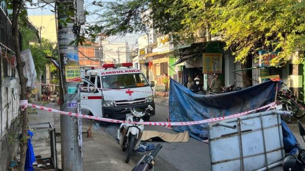 Nam thanh niên đang chạy xe máy thì ngã gục, trên người có nhiều vết đâm